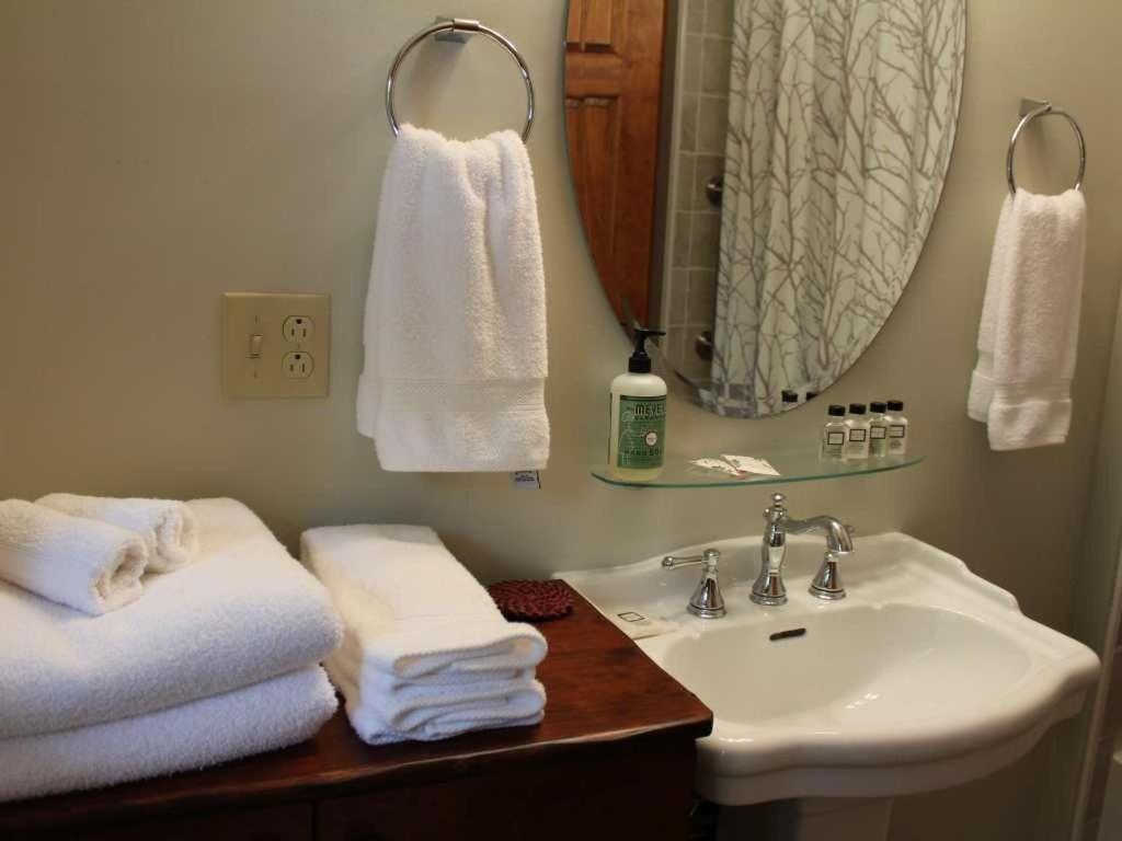 Bark Eater Inn Keene Room photo