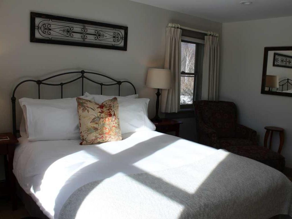 Bark Eater Inn Keene Room photo
