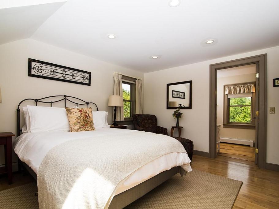 Bark Eater Inn Keene Room photo
