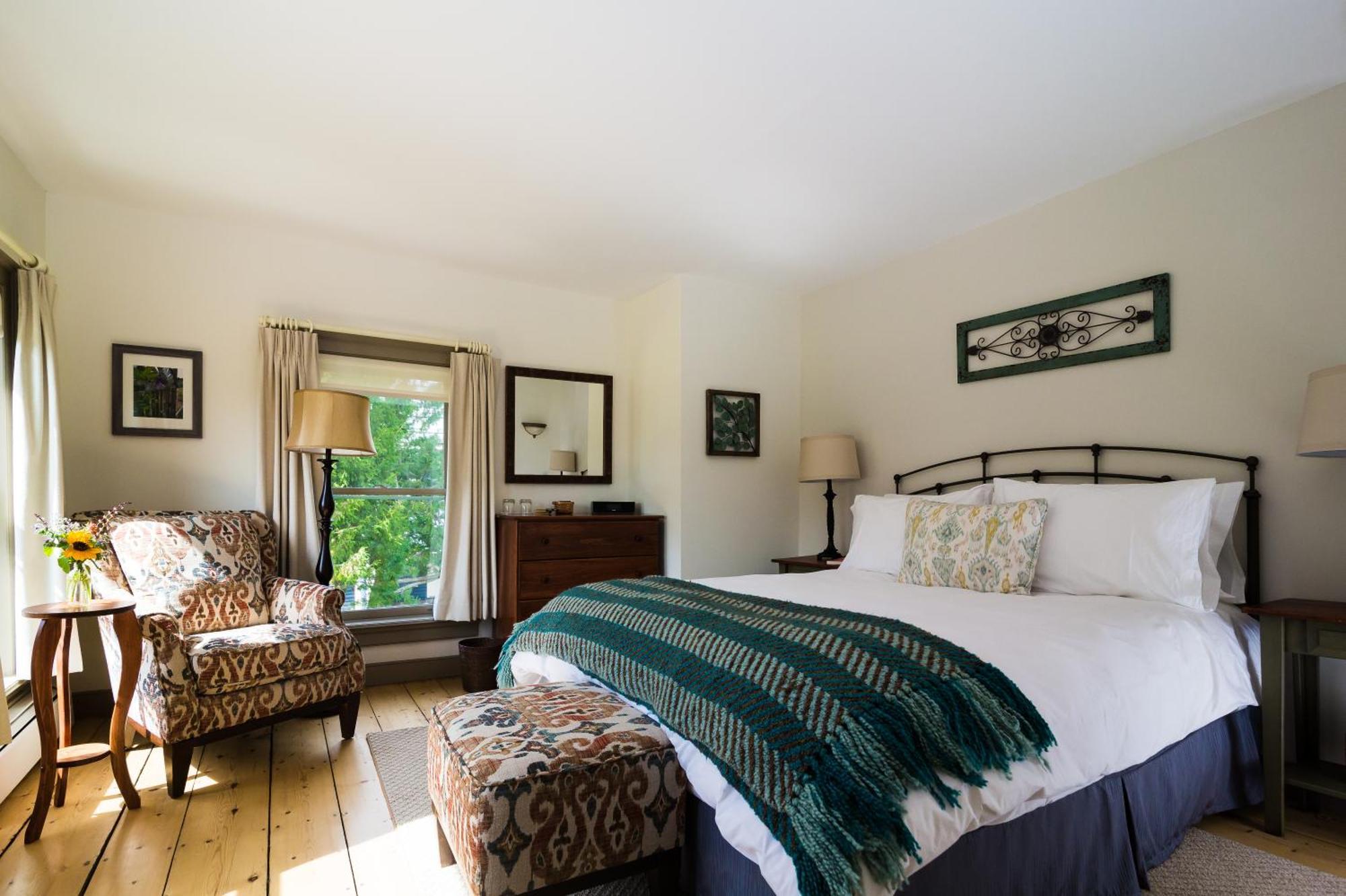 Bark Eater Inn Keene Room photo